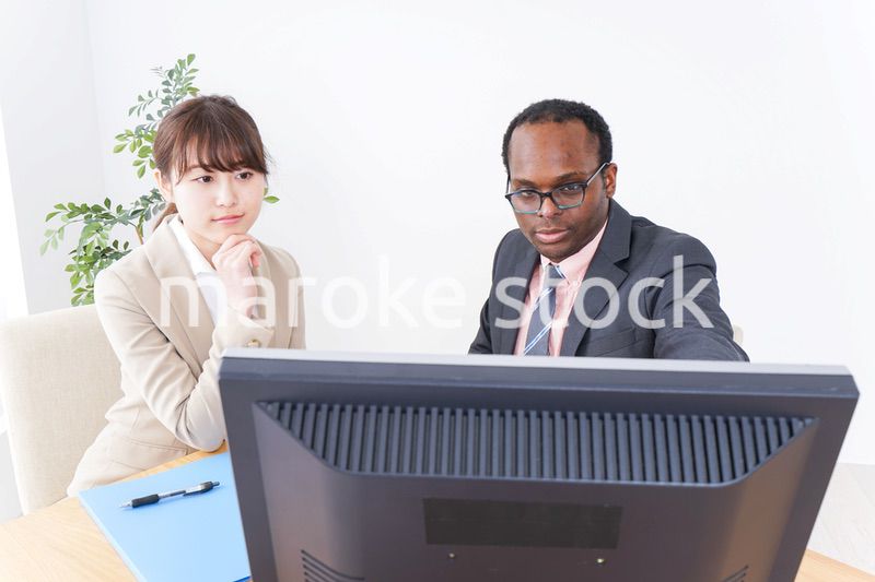 オフィスで働くビジネスパーソン