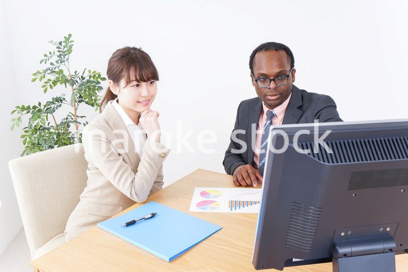 オフィスで働くビジネスパーソン