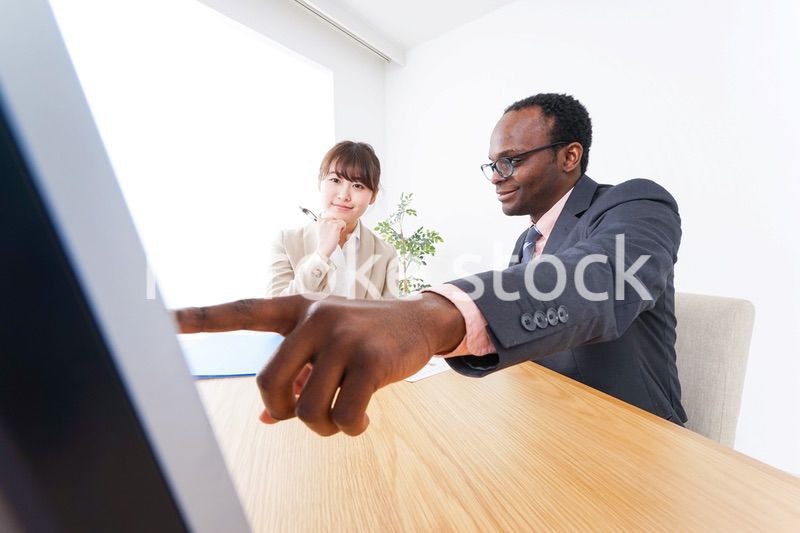 オフィスで働くビジネスパーソン