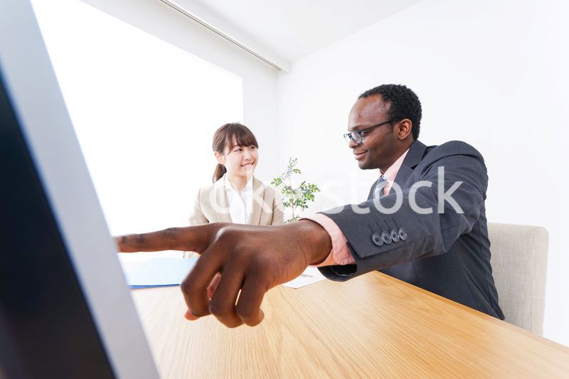 オフィスで働くビジネスパーソン