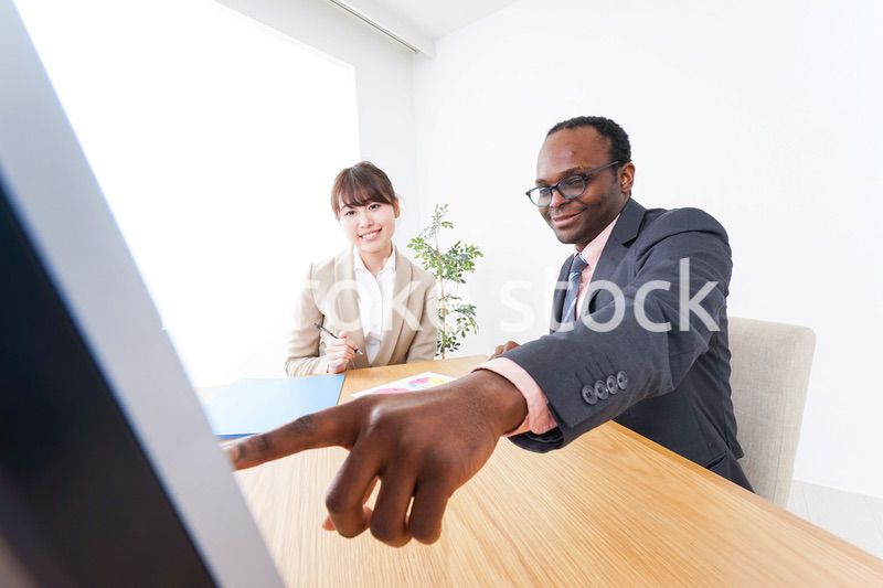 オフィスで働くビジネスパーソン