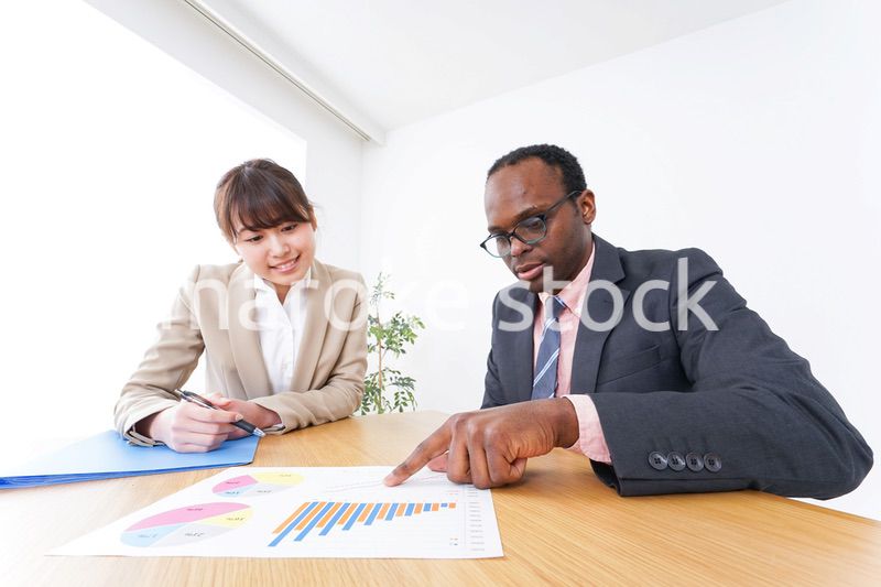 オフィスで働くビジネスパーソン