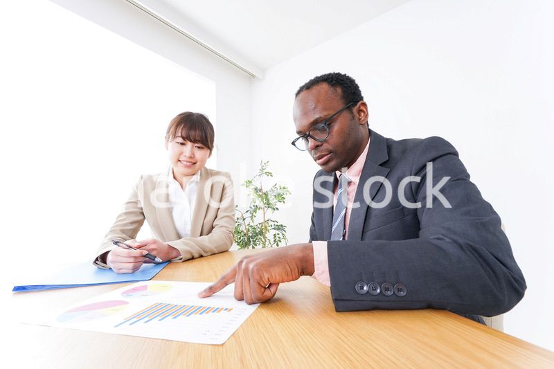 オフィスで働くビジネスパーソン