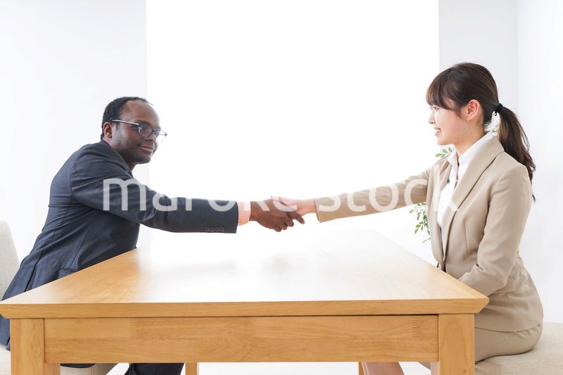 握手するビジネスパーソン