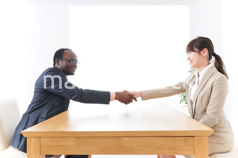 握手をするビジネスパーソン