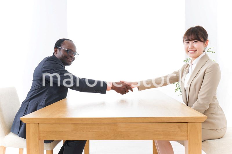 握手をするビジネスパーソン
