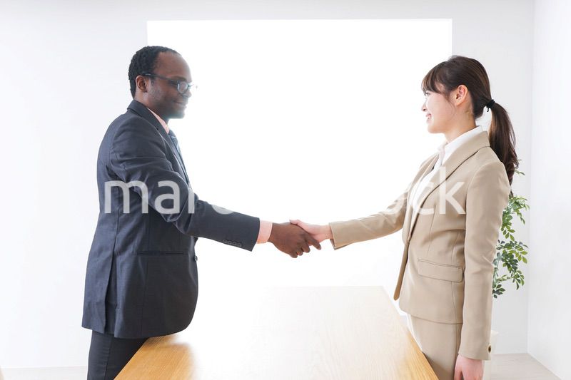握手するビジネスパーソン