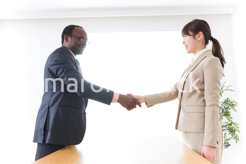 握手をするビジネスパーソン