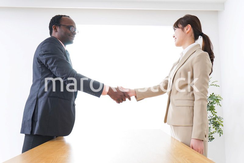 握手するビジネスパーソン