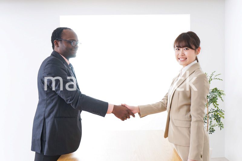 握手するビジネスパーソン
