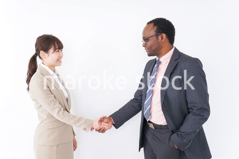 握手するビジネスパーソン