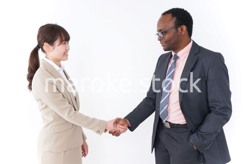 握手をするビジネスパーソン