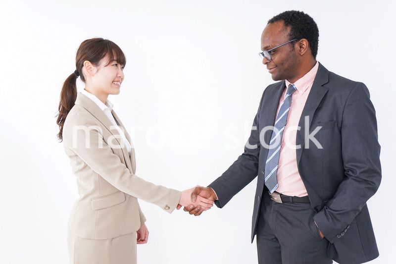 握手するビジネスパーソン