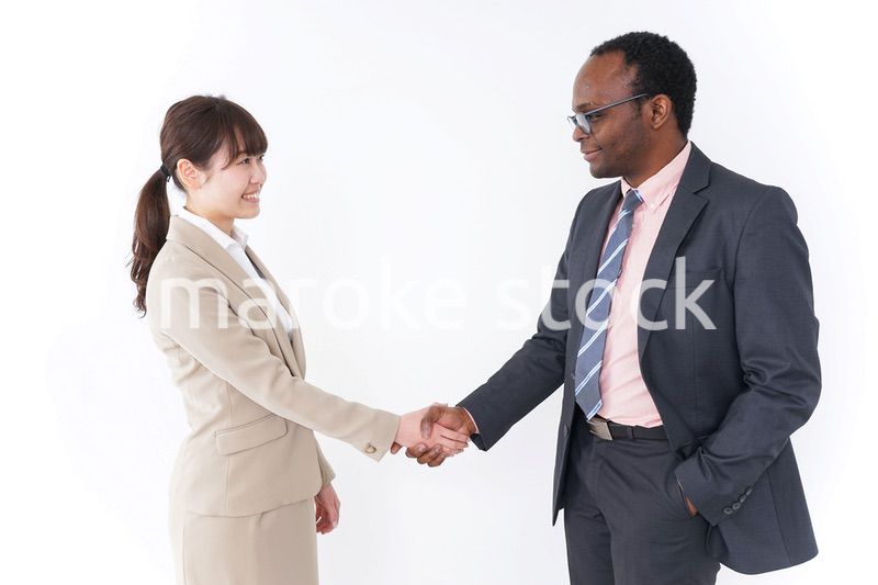 握手をするビジネスパーソン