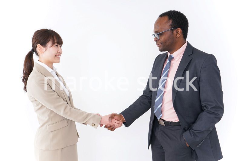 握手をするビジネスパーソン