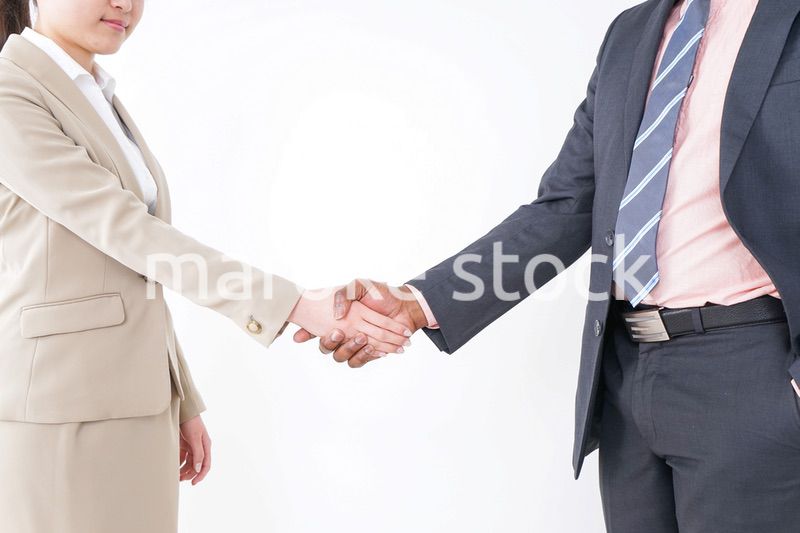 握手するビジネスパーソン