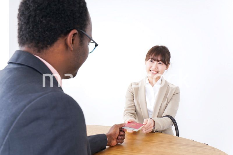 入国審査中の男女