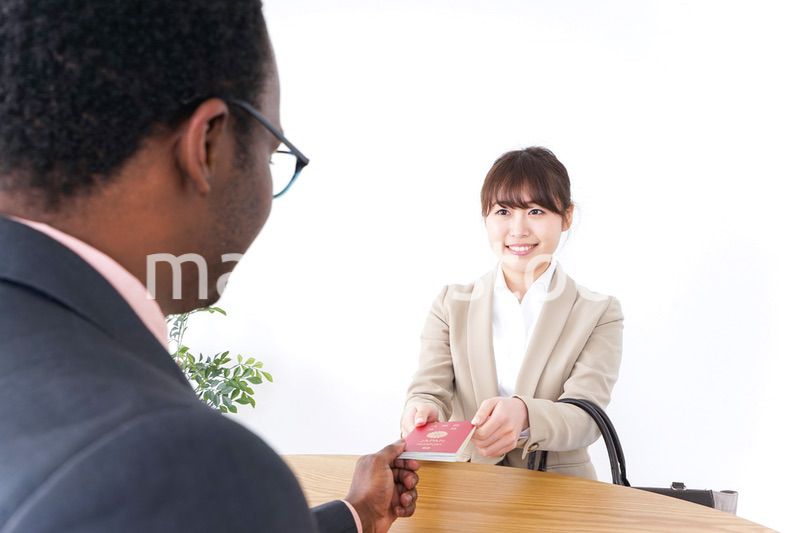 海外出張をするビジネスウーマン