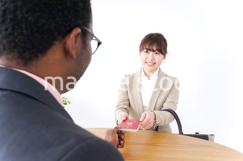 海外出張をするビジネスウーマン