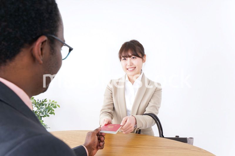 入国審査中の男女