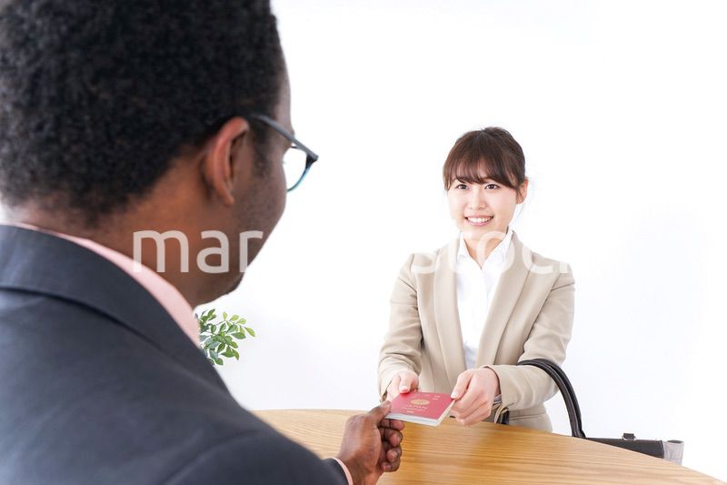 海外出張をするビジネスウーマン