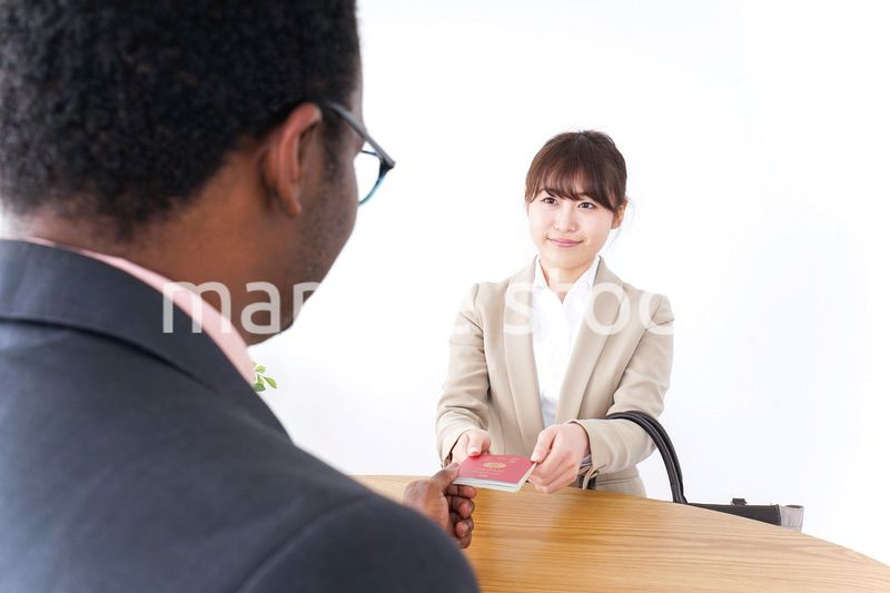 海外出張をするビジネスウーマン