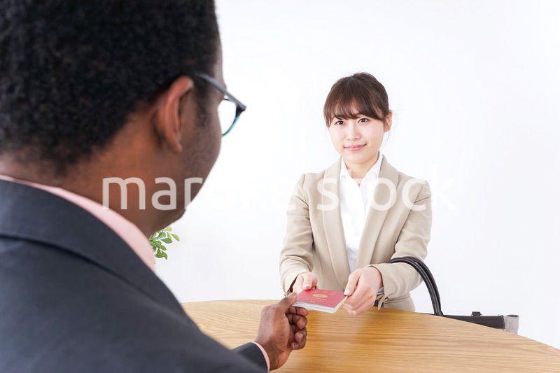 入国審査中の男女