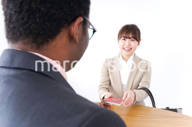 海外出張をするビジネスウーマン