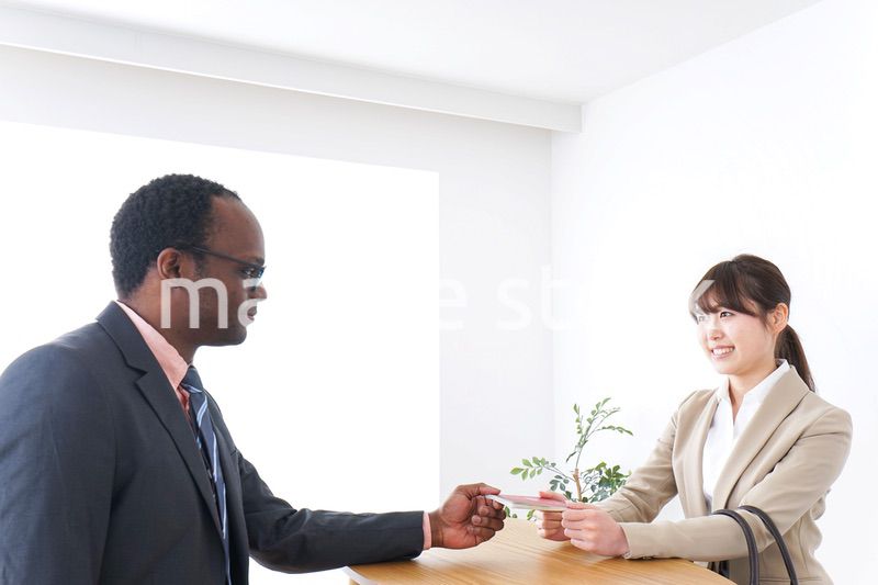 入国審査中の男女