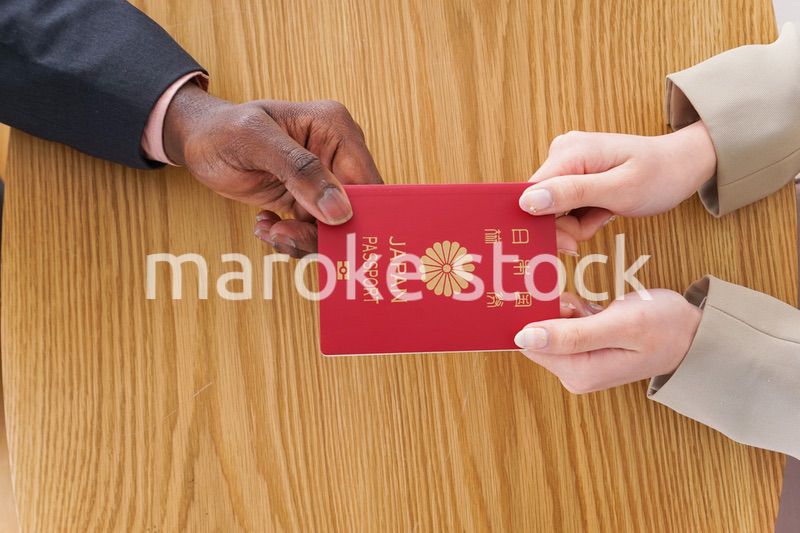 入国審査中の男女