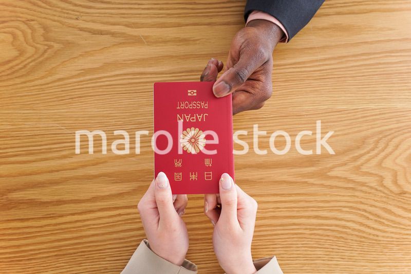 入国審査中の男女