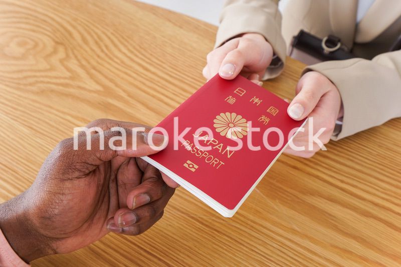 入国審査中の男女