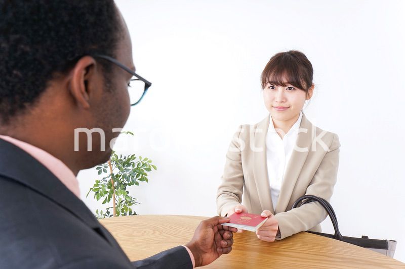 入国審査中の男女
