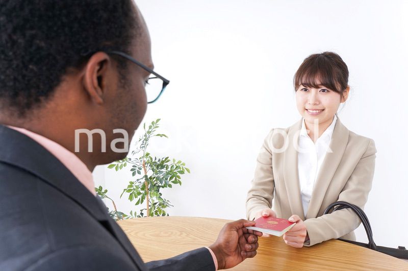 入国審査中の男女