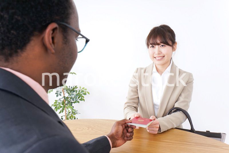 入国審査中の男女