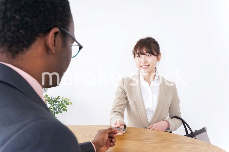 クレジットカードで支払いをするビジネスウーマン