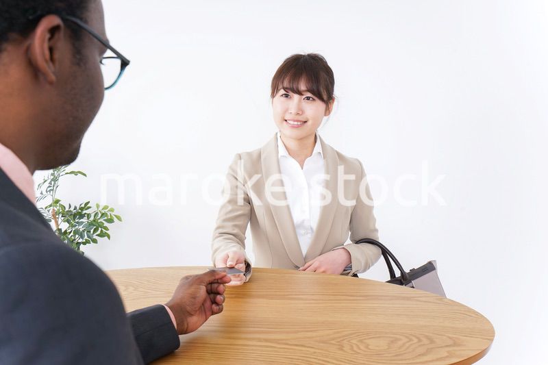 クレジットカードで支払いをするビジネスウーマン