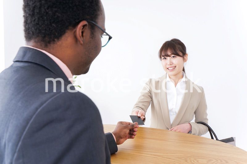 クレジットカードで支払いをするビジネスウーマン