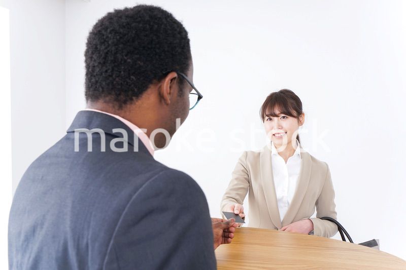 クレジットカードで支払いをするビジネスウーマン