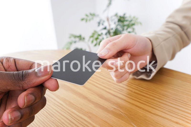 クレジットカードで支払いをするビジネスウーマン