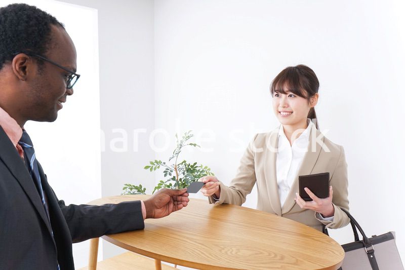 クレジットカードで支払いをするビジネスウーマン