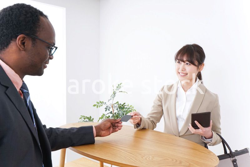 クレジットカードで支払いをするビジネスウーマン