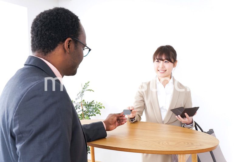 クレジットカードで買い物する女性