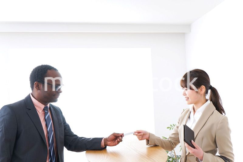 クレジットカードで買い物する女性