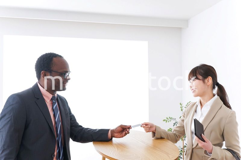 クレジットカードで支払いをするビジネスウーマン