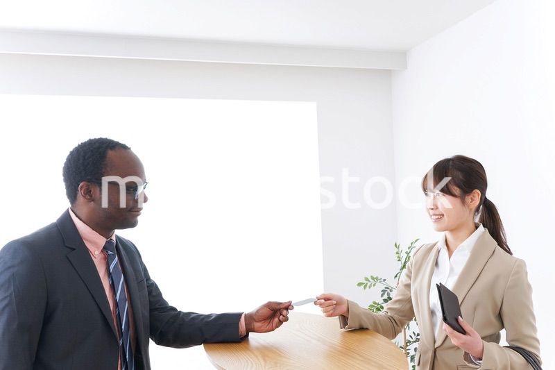 クレジットカードで支払いをするビジネスウーマン