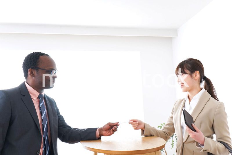 クレジットカードで買い物する女性