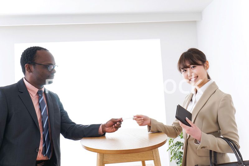 クレジットカードで支払いをするビジネスウーマン