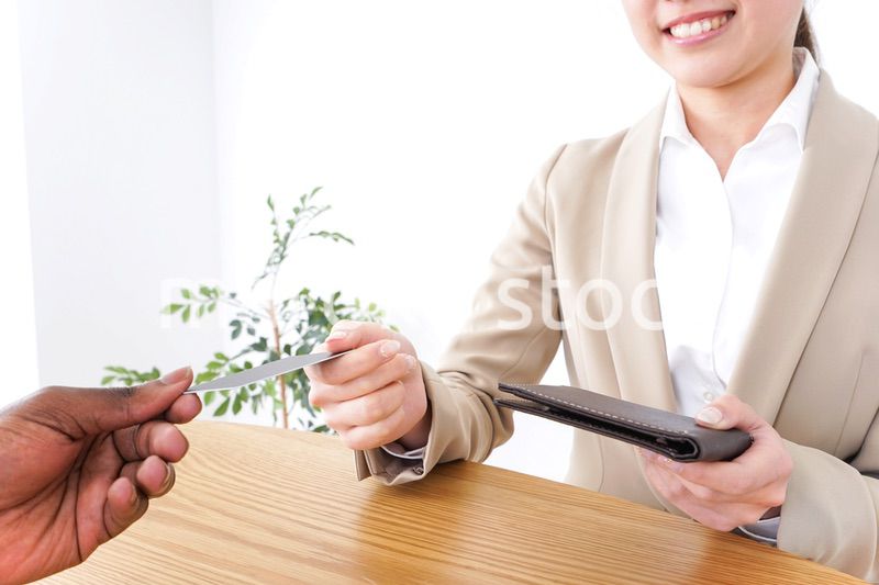 クレジットカードで買い物する女性