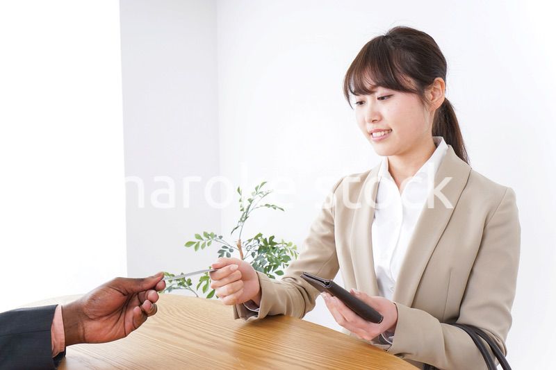 クレジットカードで支払いをするビジネスウーマン